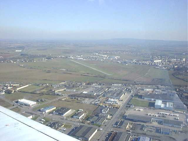 Une photo de la piste 25/07 en &eacute;tape de Base